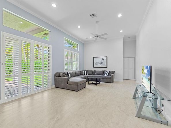 2530 Hunters Run Way, Weston FL 33327
