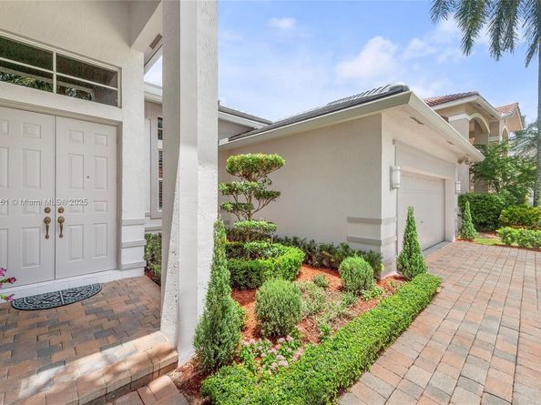 2530 Hunters Run Way, Weston FL 33327