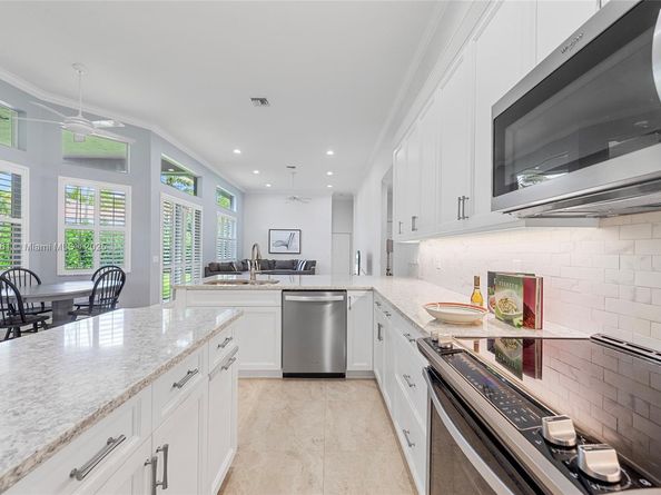 2530 Hunters Run Way, Weston FL 33327