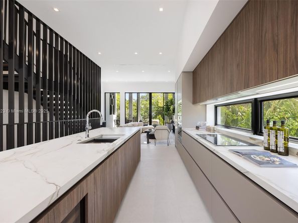 94 SW 28th Rd 3, Miami FL 33129