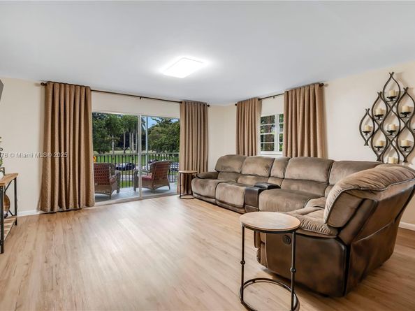 12600 SW 5th Ct 215L, Pembroke Pines FL 33027