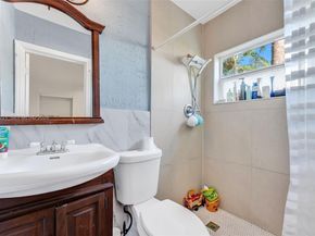 660 NE 59th Ct, Oakland Park FL 33334