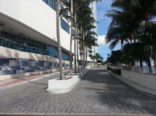 325 S Biscayne Blvd 3822, Miami FL 33131