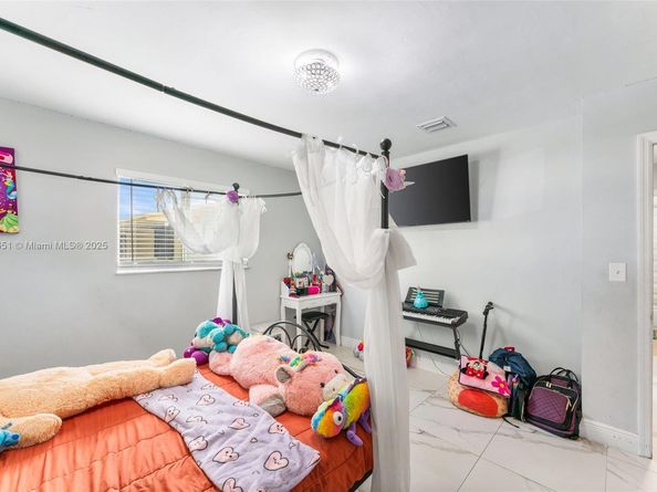 2751 NW 26th Ave, Oakland Park FL 33311
