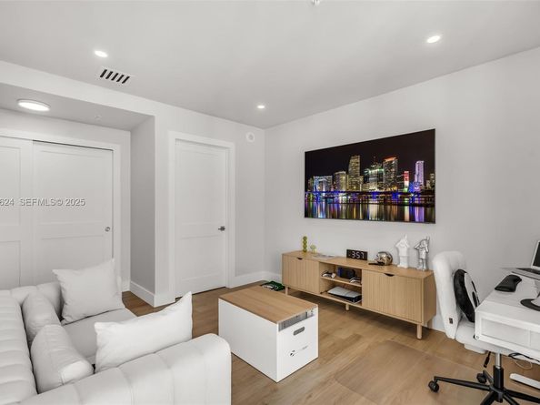 92 SW 3rd St 5204, Miami FL 33130