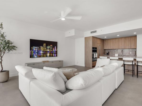 92 SW 3rd St 5204, Miami FL 33130