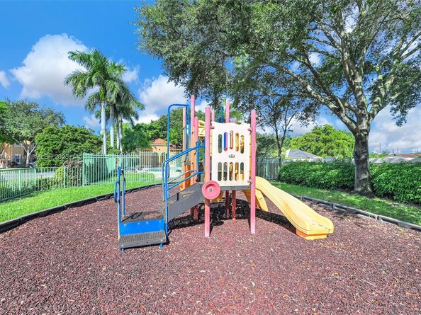 5844 Siena Ln, Hollywood FL 33021
