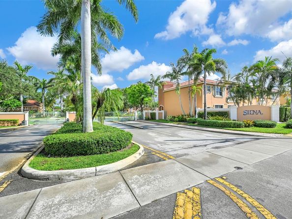 5844 Siena Ln, Hollywood FL 33021