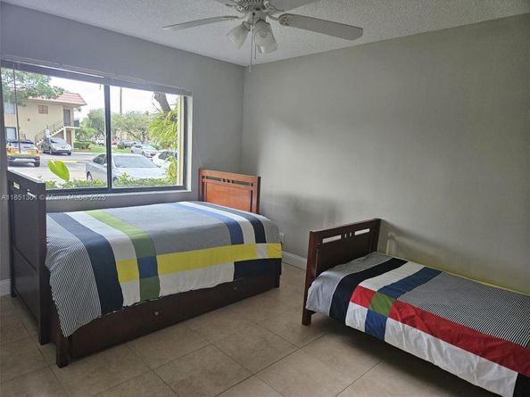 366 Lakeview Dr 104, Weston FL 33326