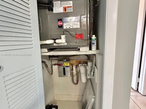 366 Lakeview Dr 104, Weston FL 33326