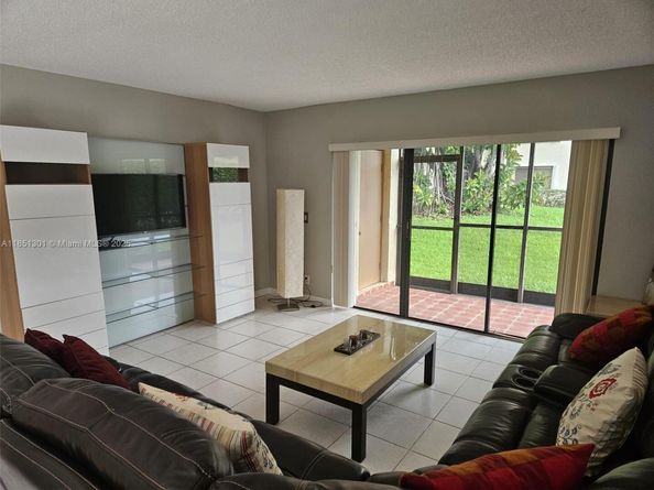 366 Lakeview Dr 104, Weston FL 33326