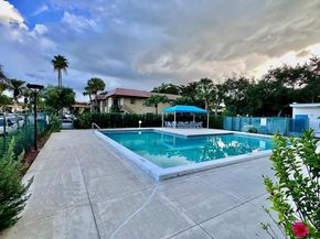 366 Lakeview Dr 104, Weston FL 33326