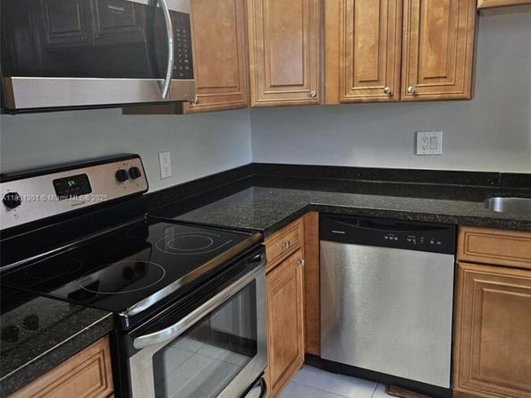 366 Lakeview Dr 104, Weston FL 33326
