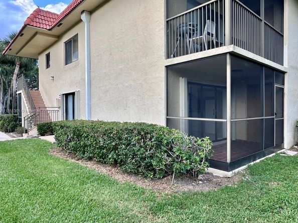 366 Lakeview Dr 104, Weston FL 33326