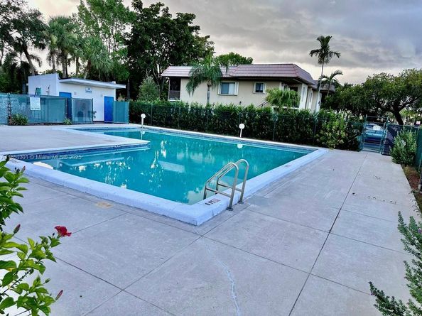 366 Lakeview Dr 104, Weston FL 33326