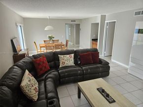 366 Lakeview Dr 104, Weston FL 33326