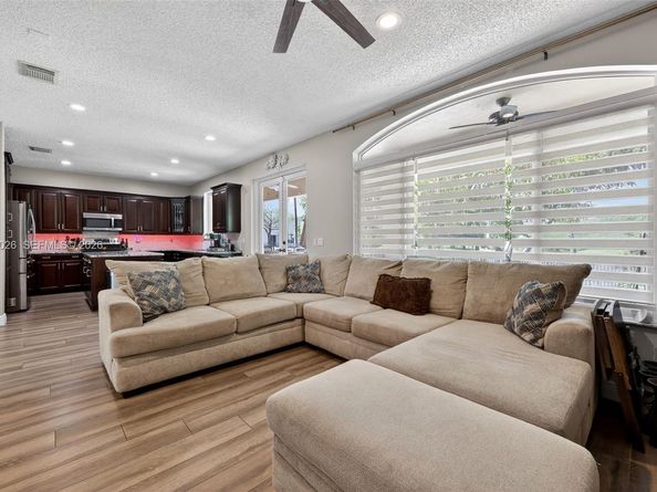1776 NW 78th Ave, Pembroke Pines FL 33024