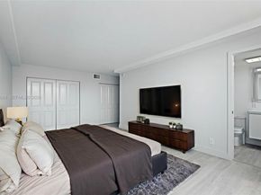 137 Golden Isles Dr 305, Hallandale Beach FL 33009