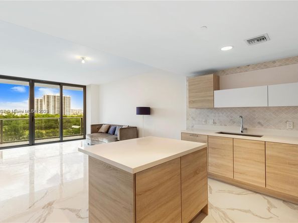 16385 Biscayne Blvd 805, North Miami Beach FL 33160