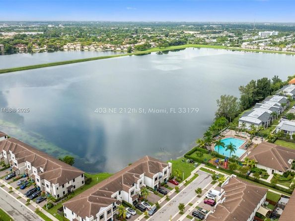 403 NE 212th St, Miami FL 33179