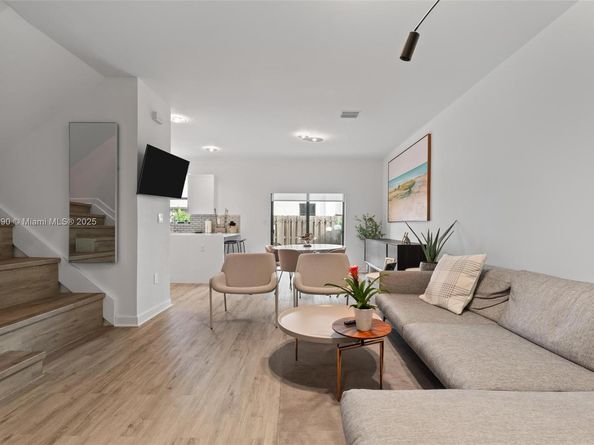 403 NE 212th St, Miami FL 33179