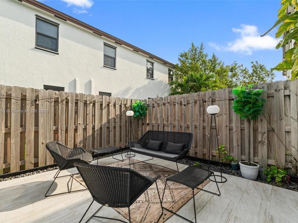 403 NE 212th St, Miami FL 33179