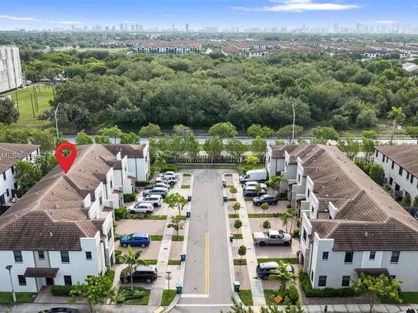 403 NE 212th St, Miami FL 33179