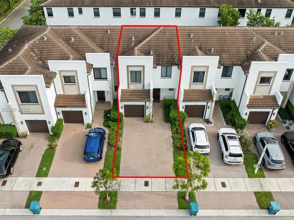 403 NE 212th St, Miami FL 33179