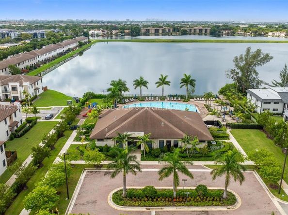 403 NE 212th St, Miami FL 33179