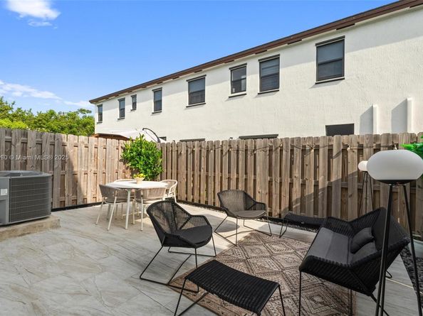 403 NE 212th St, Miami FL 33179