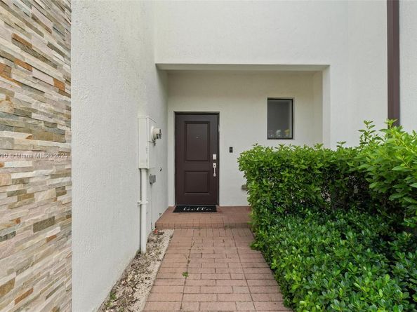 403 NE 212th St, Miami FL 33179