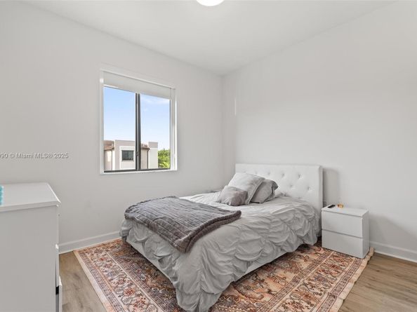 403 NE 212th St, Miami FL 33179