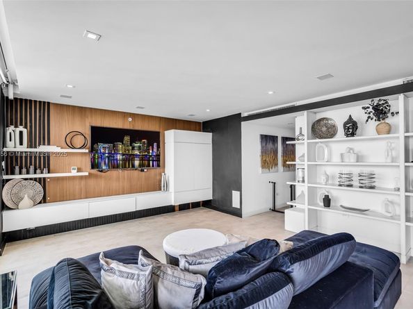 20201 E Country Club Dr 28082809, Aventura FL 33180