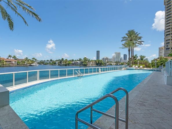 20201 E Country Club Dr 28082809, Aventura FL 33180