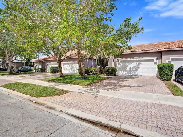 2441 E Aragon Blvd 5, Sunrise FL 33313
