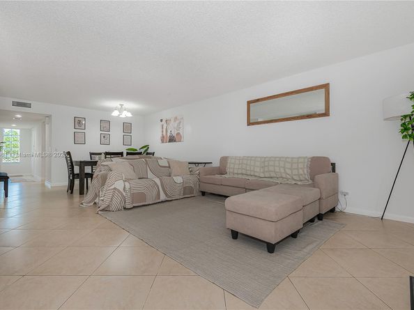 150 Lakeview Dr 205, Weston FL 33326