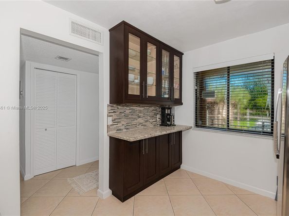 150 Lakeview Dr 205, Weston FL 33326