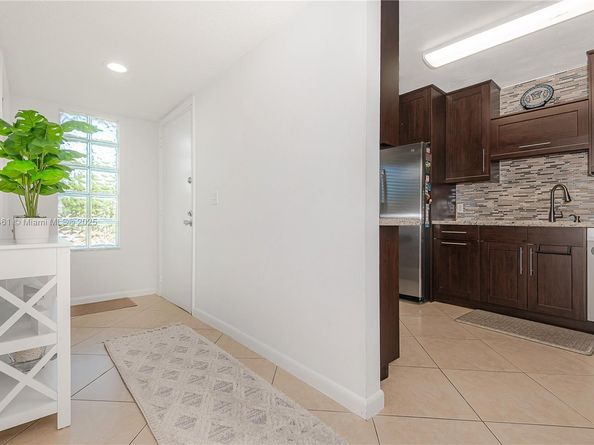 150 Lakeview Dr 205, Weston FL 33326