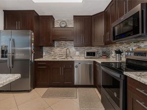 150 Lakeview Dr 205, Weston FL 33326