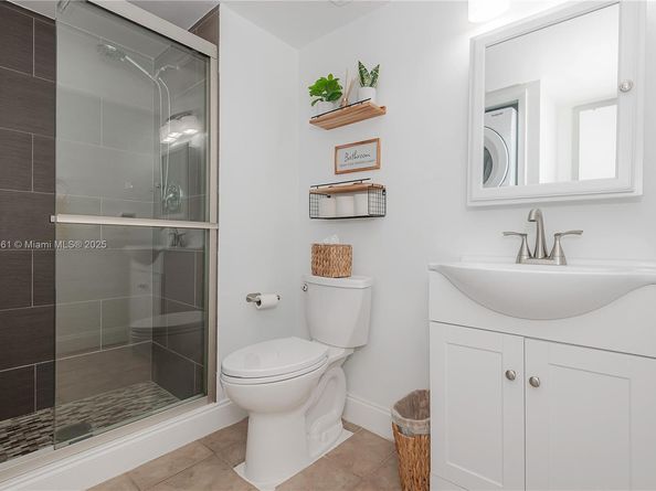 150 Lakeview Dr 205, Weston FL 33326