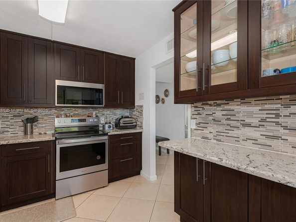 150 Lakeview Dr 205, Weston FL 33326