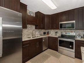 150 Lakeview Dr 205, Weston FL 33326