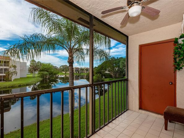 150 Lakeview Dr 205, Weston FL 33326