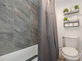 150 Lakeview Dr 205, Weston FL 33326