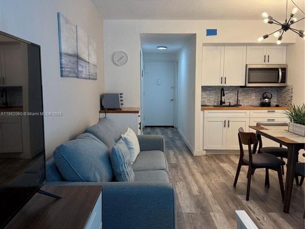 400 Kings Point Dr 105, Sunny Isles Beach FL 33160