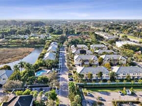 7717 Paddock Pl, Davie FL 33328