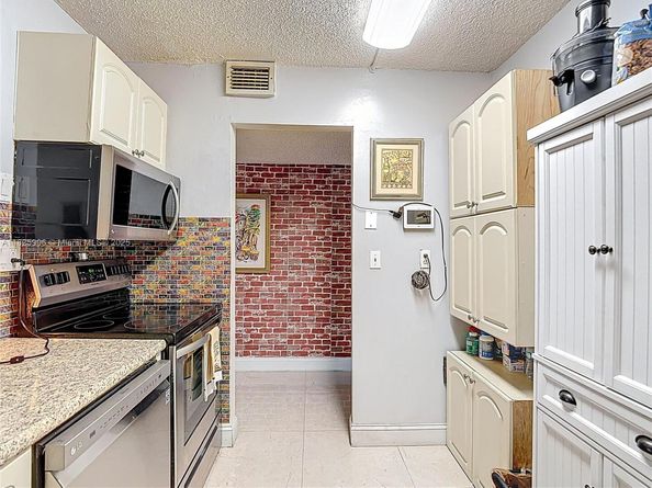 8635 NW 8th St 103, Miami FL 33126