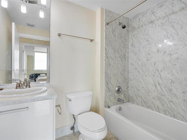 253 NE 2nd St 1803, Miami FL 33132