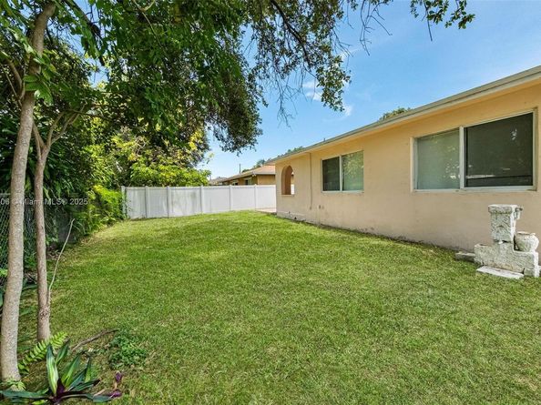 312 SW 2nd Ter, Hallandale Beach FL 33009