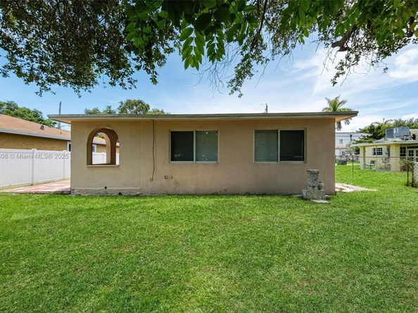 312 SW 2nd Ter, Hallandale Beach FL 33009